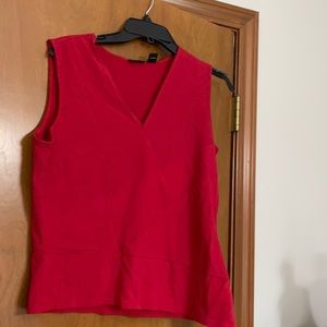 Q. U. E. Sleeveless top